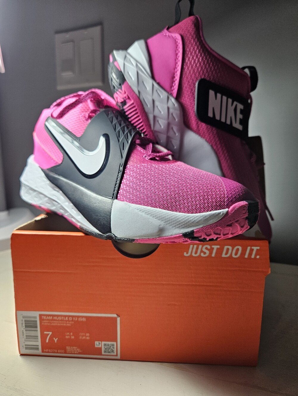 Nike Team Hustle D 12 GS Basketball Shoes Laser Fuchsia Pink Size 7Y NIB